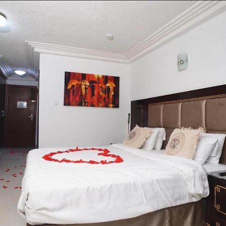 Nobila Airport Hotel Котону Екстериор снимка