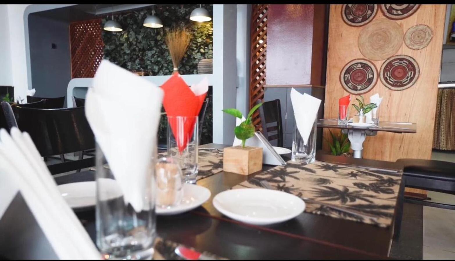 Nobila Airport Hotel Котону Екстериор снимка