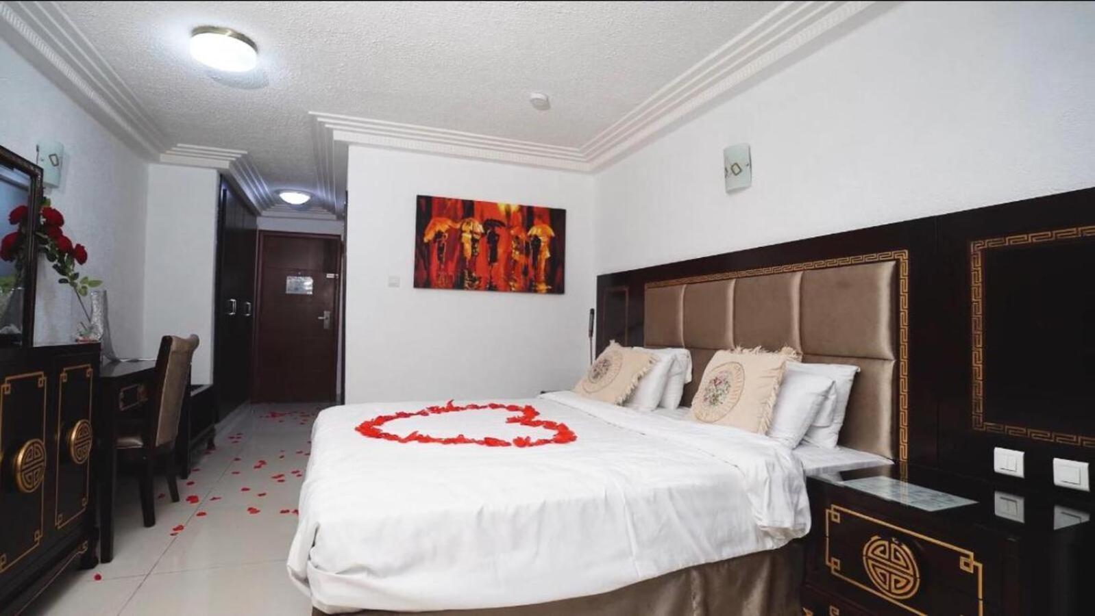 Nobila Airport Hotel Котону Екстериор снимка