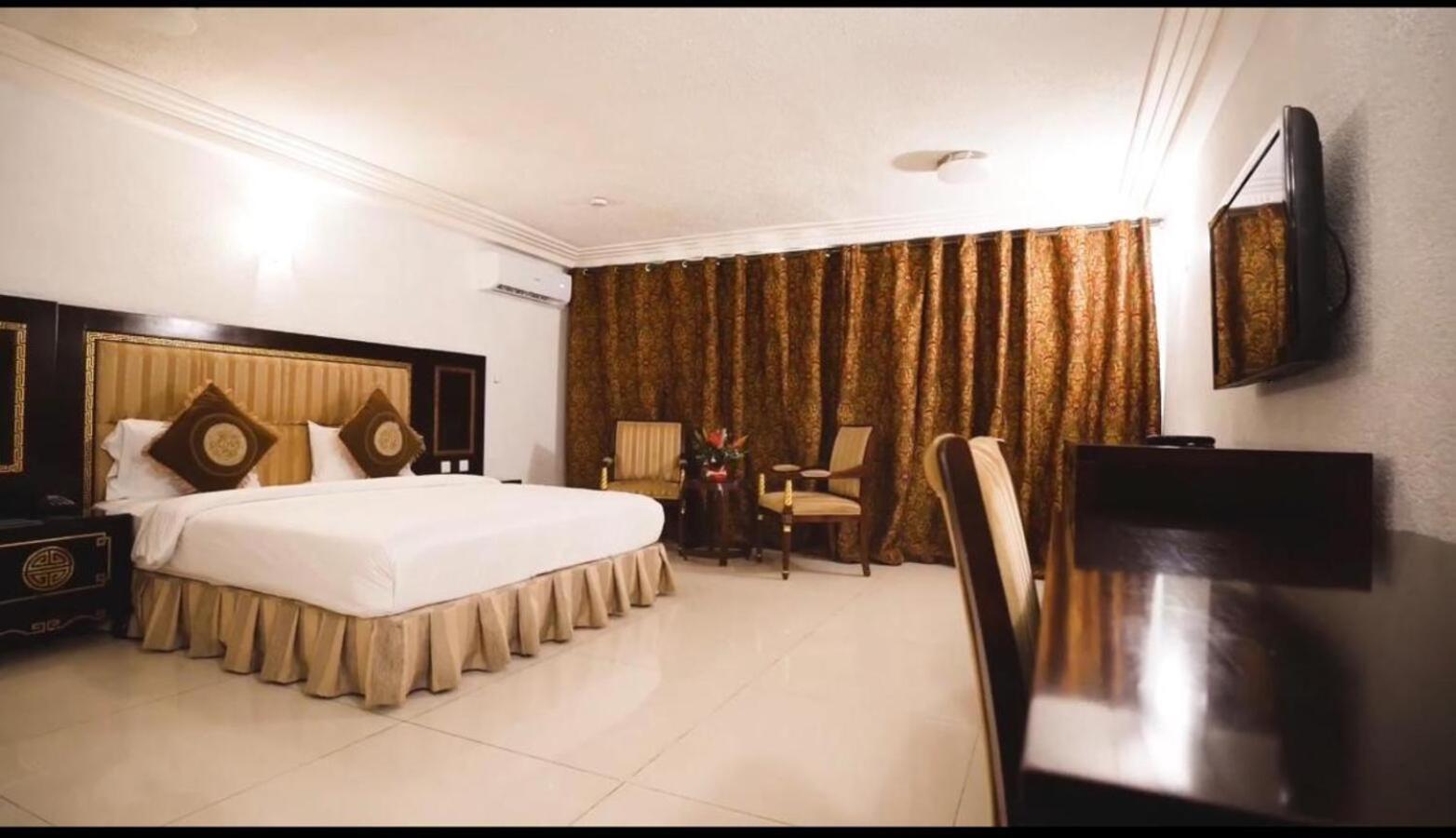 Nobila Airport Hotel Котону Екстериор снимка
