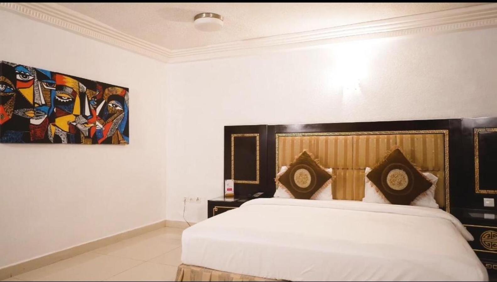 Nobila Airport Hotel Котону Екстериор снимка