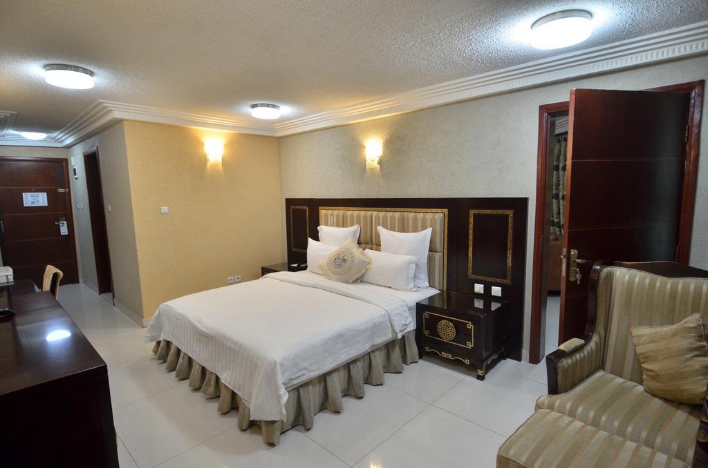 Nobila Airport Hotel Котону Екстериор снимка