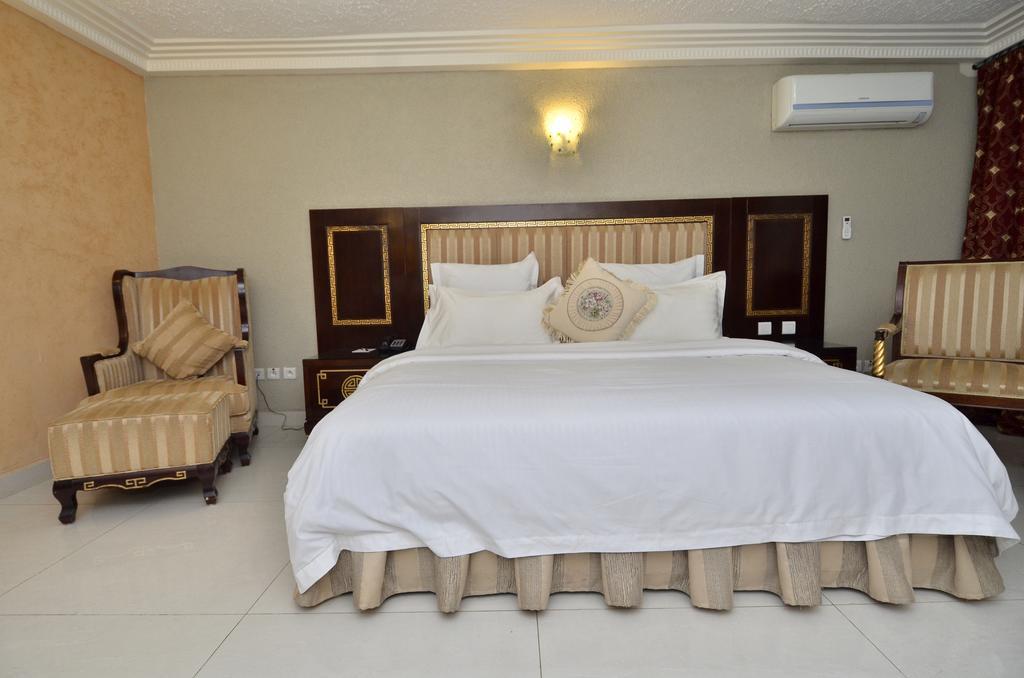 Nobila Airport Hotel Котону Екстериор снимка