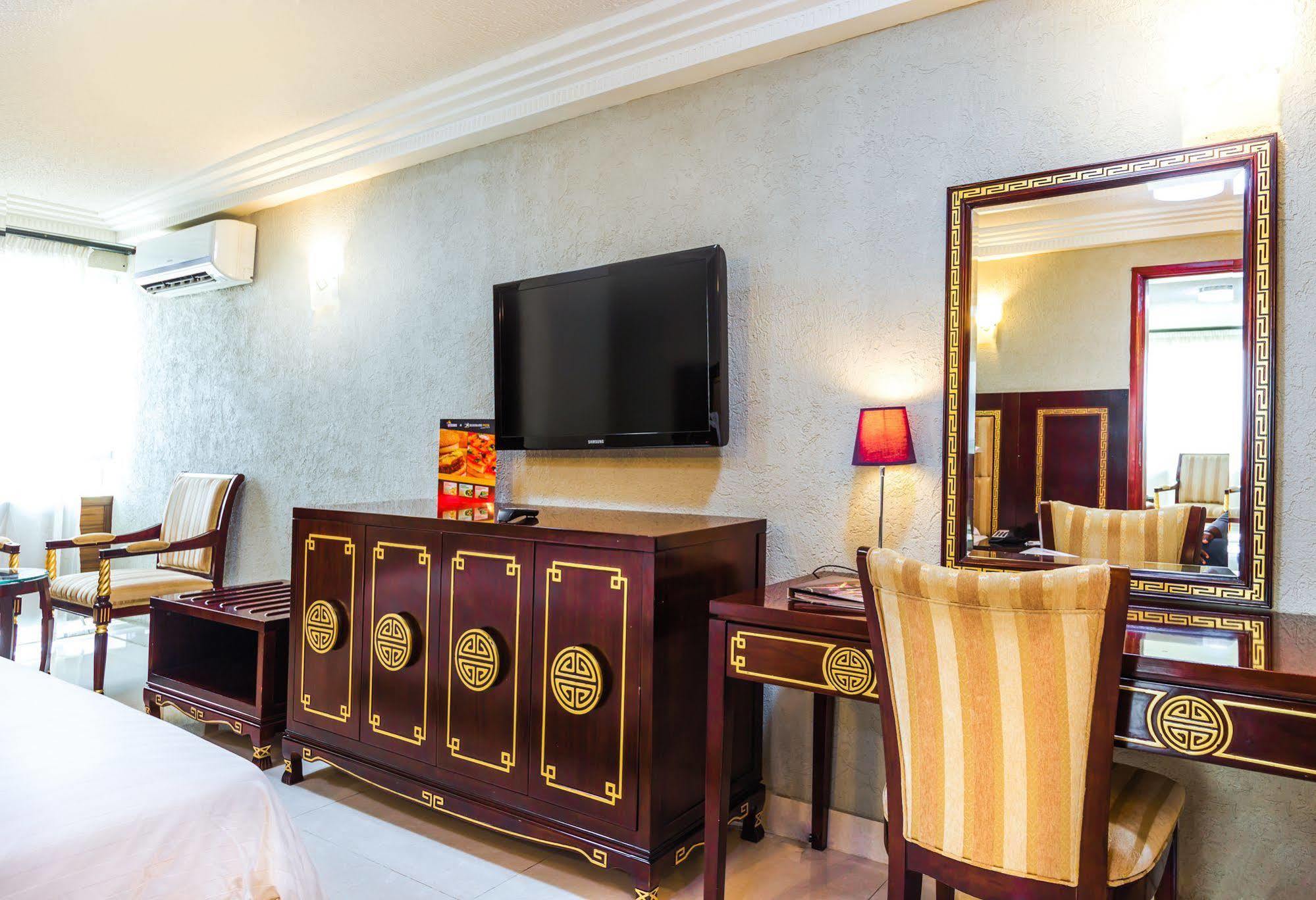 Nobila Airport Hotel Котону Екстериор снимка